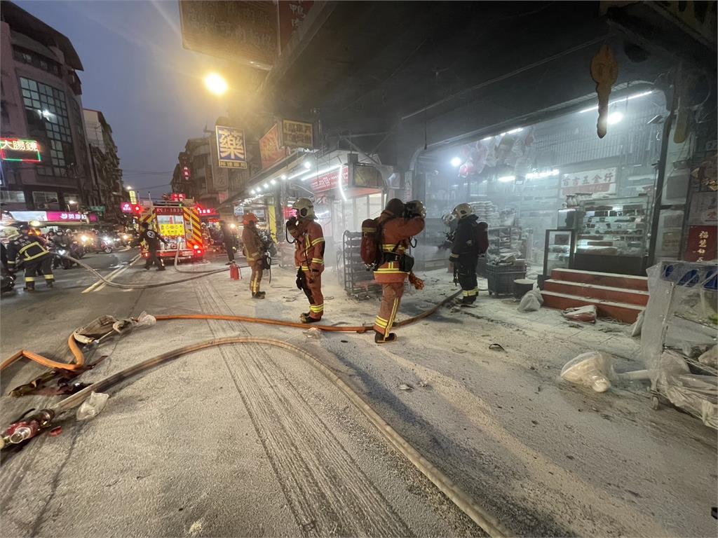 新北土城驚傳鴨肉店爆炸 客人機車撞到瓦斯桶引火
