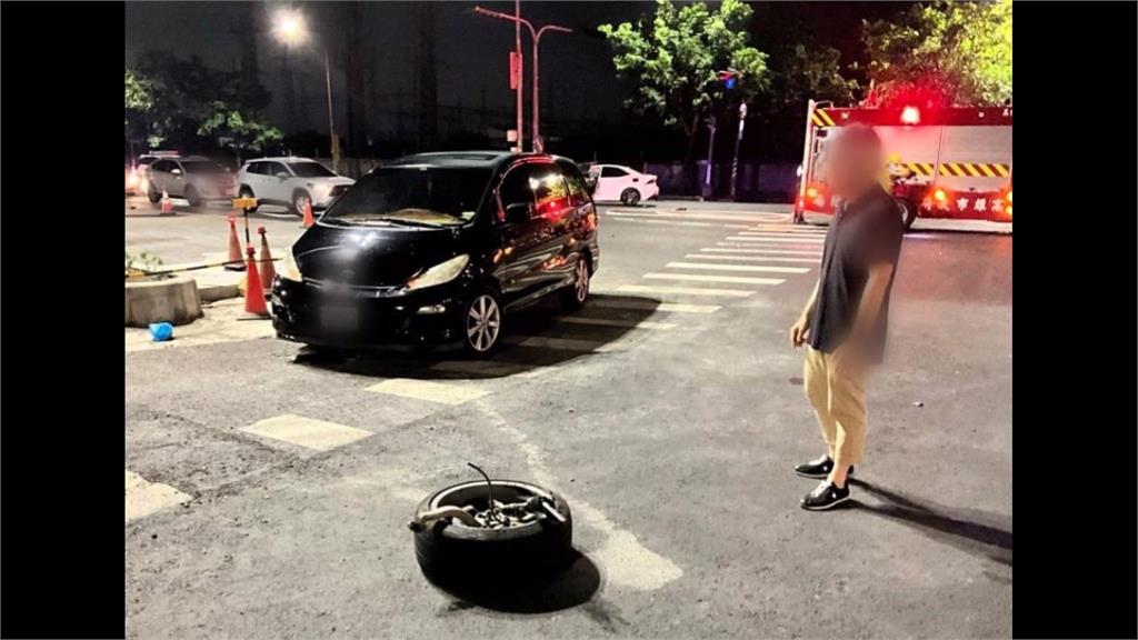 高雄小港區沿海路自撞分隔島車禍 左前輪噴飛!夫妻頸椎受傷送醫