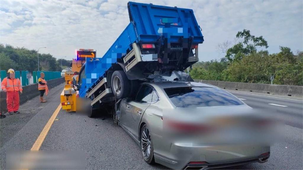 國道1號南下銅鑼段連環撞！　3車撞成疊羅漢