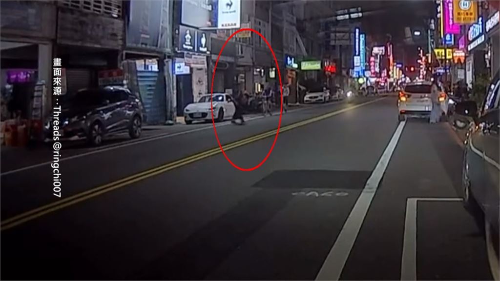 貪圖方便！女子違規穿越馬路　外送員機車撞上倒地被壓車底