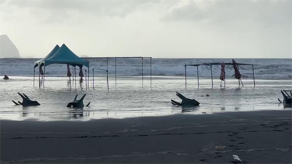 「卡努」努來勢洶洶！　南方澳海水漲到與碼頭齊高