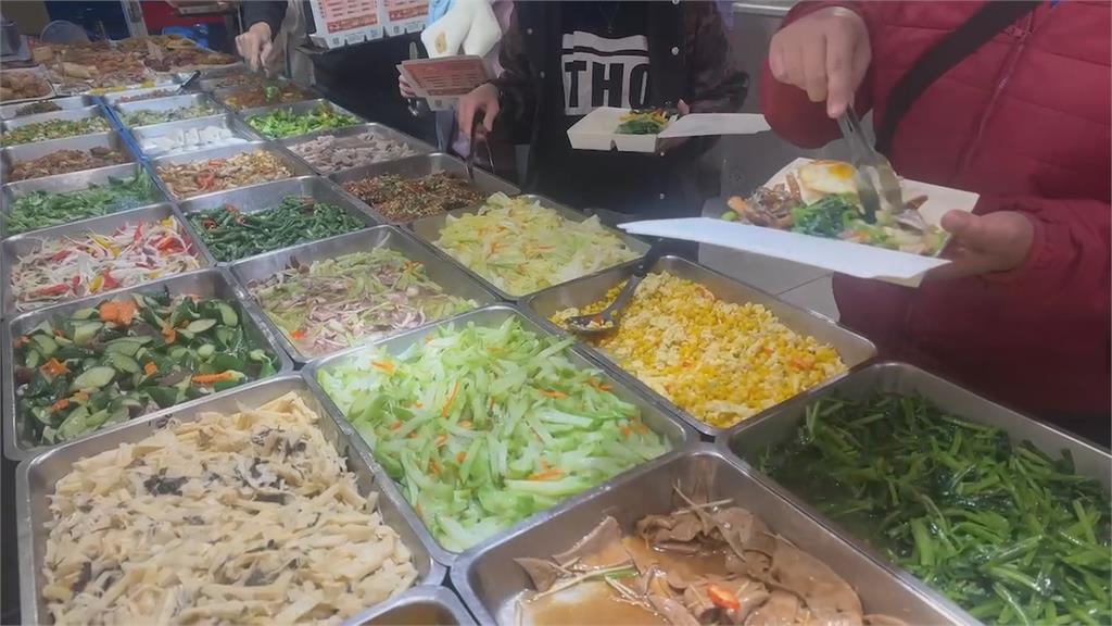 美食當前忍不住? 男買自助餐結帳竟「邊排邊吃」