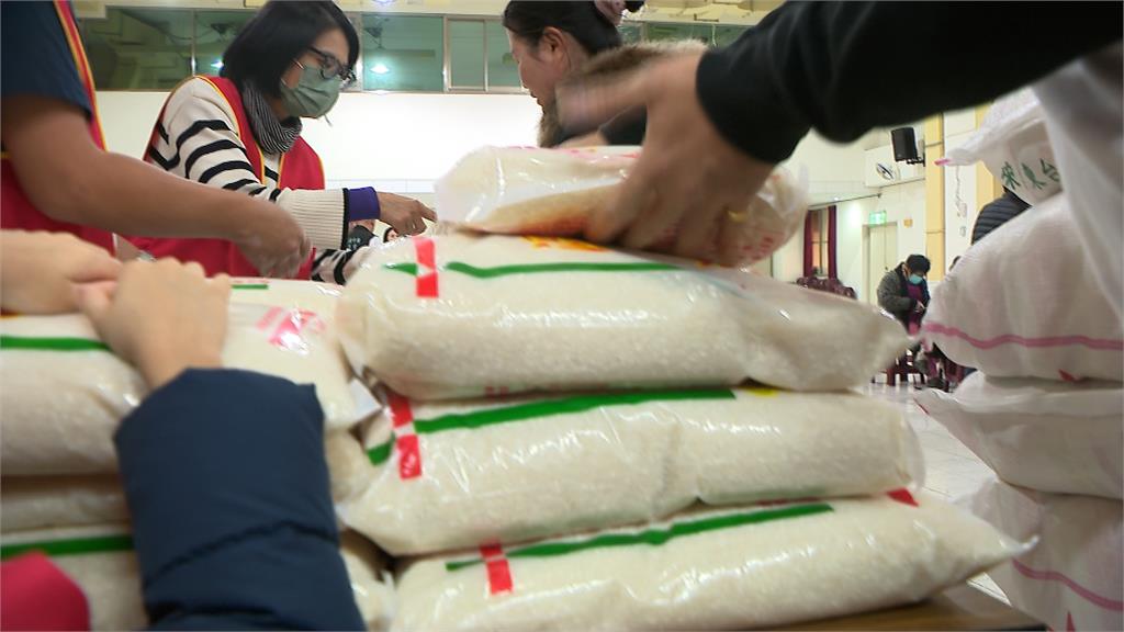 寒冬送暖! 臺北關帝廟駱恩堂發紅包.送萬斤白米