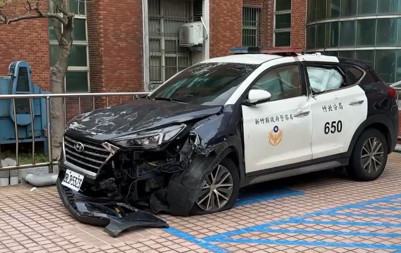 竹北警追毒品通緝犯遭撞翻覆 四輪朝天躺馬路