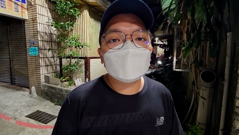 「基隆絕沛」胖卡行經廟口　遭男子敲打車窗.撕毀布條