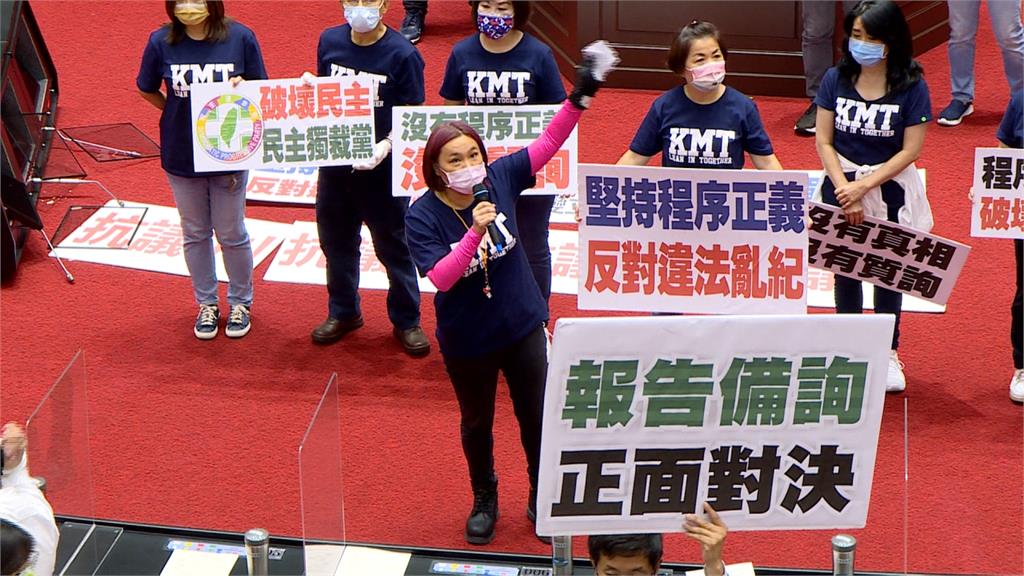 議場再陷焦土戰!蘇揆上台不成 陳玉珍「勤前教育」率眾推倒備詢台