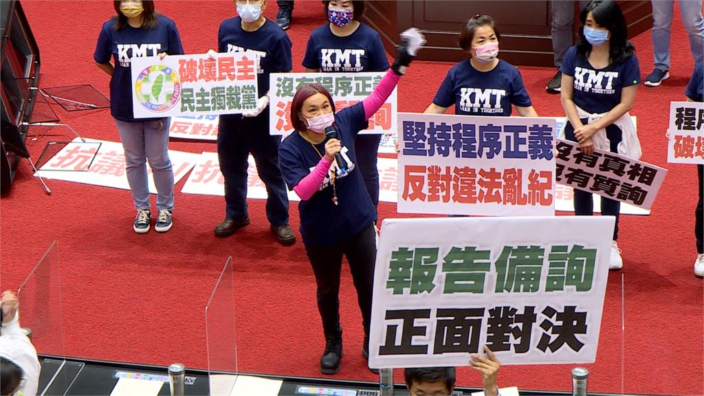 議場再陷焦土戰！蘇揆上台不成　陳玉珍「勤前教育」率眾推倒備詢台