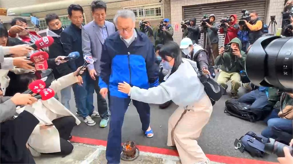 柯文哲回家前跨火爐!命理師見「1步驟出包」曝他未來宿命:過運幫助不大