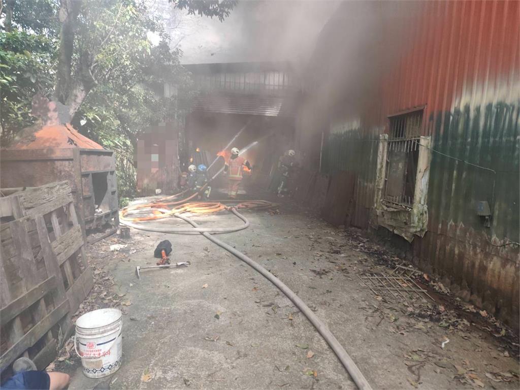 最新／黑煙狂竄天際！汐止烤漆工廠祝融　2人送醫