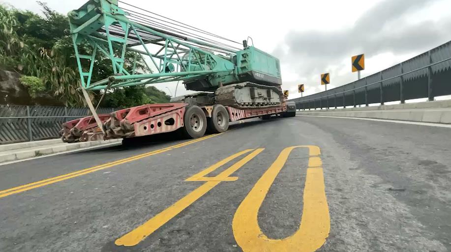 快新聞／南方澳大橋拖板車故障「倒退」橫擺路邊　雙向通車封閉中