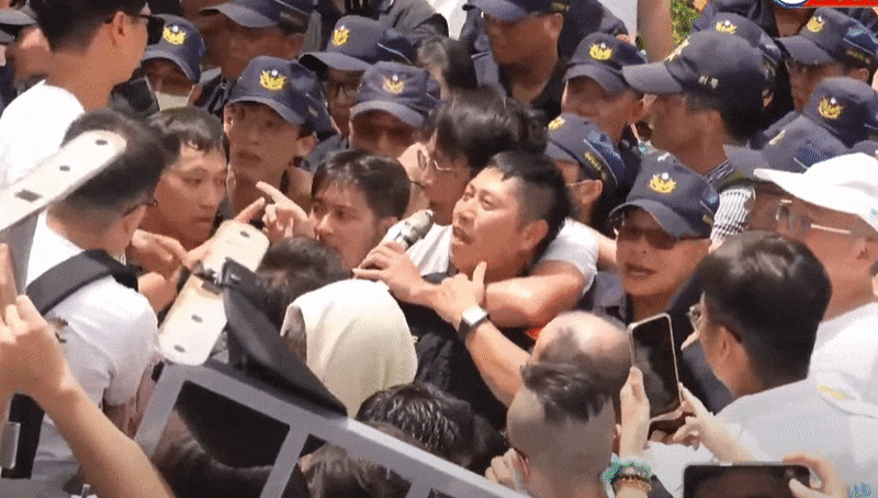 男員警遭黃國昌架脖子!昔被迫「鞠躬道歉王鴻薇」疑同1人…網驚:也太倒霉