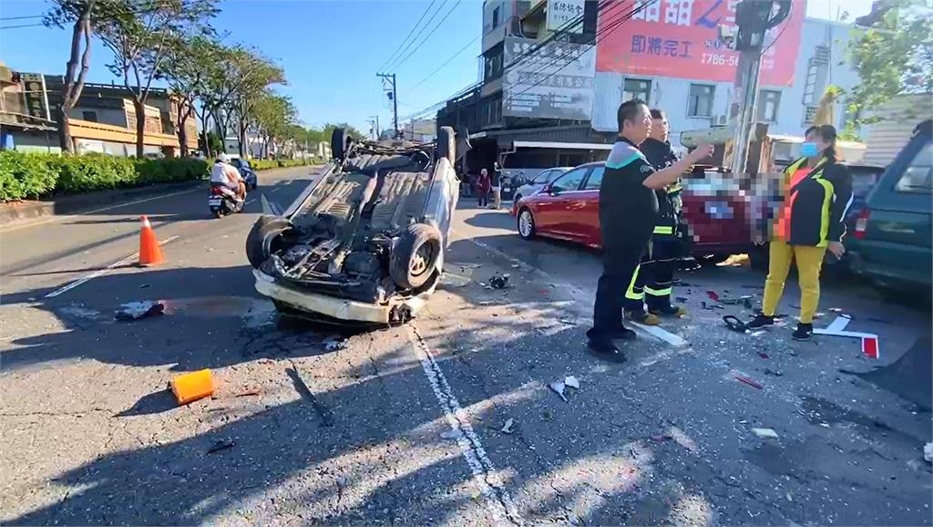 快新聞/嚇壞!台1縣彰化花壇段事故 轎車「保齡球式」狂撞10車...