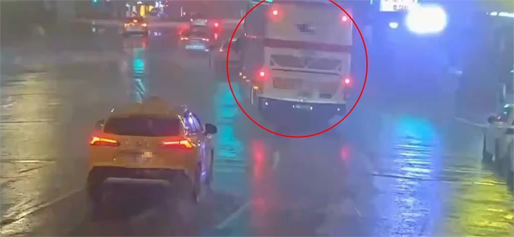 快新聞/北市公車突失控撞車!司機「疑身體不適」 無生命跡象搶救中