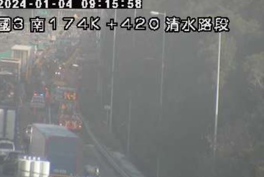 快新聞/國3清水段通勤時間3車追撞! 貨櫃車衝入邊坡「外車道封閉」
