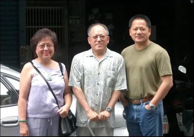 孝順!黃仁勳每年帶父母回台吃美食 曝「追求完美」是遺傳