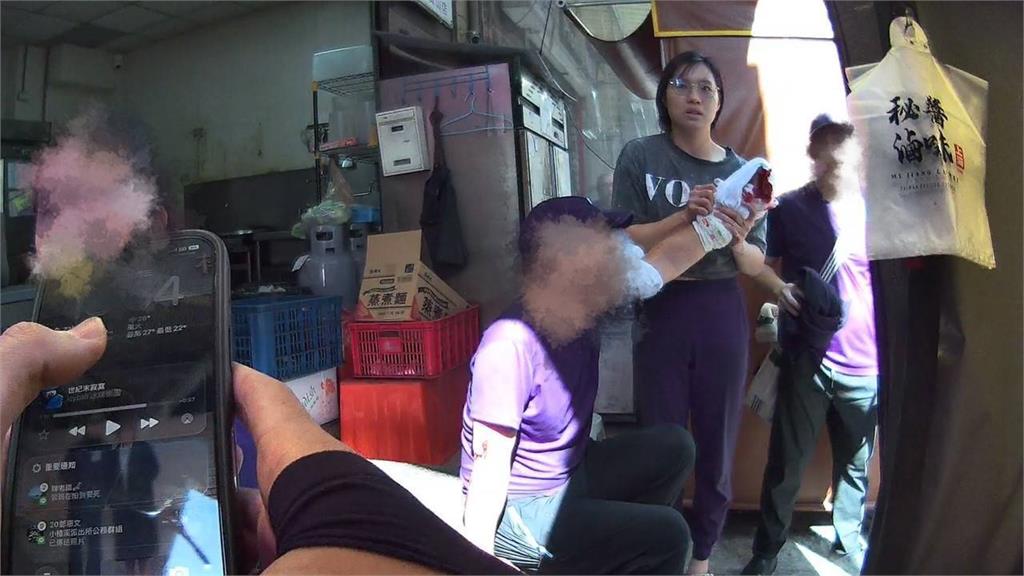 最新／桃園燒臘店濺血！合夥人反目...36歲女拿菜刀猛砍3刀「深可見骨」