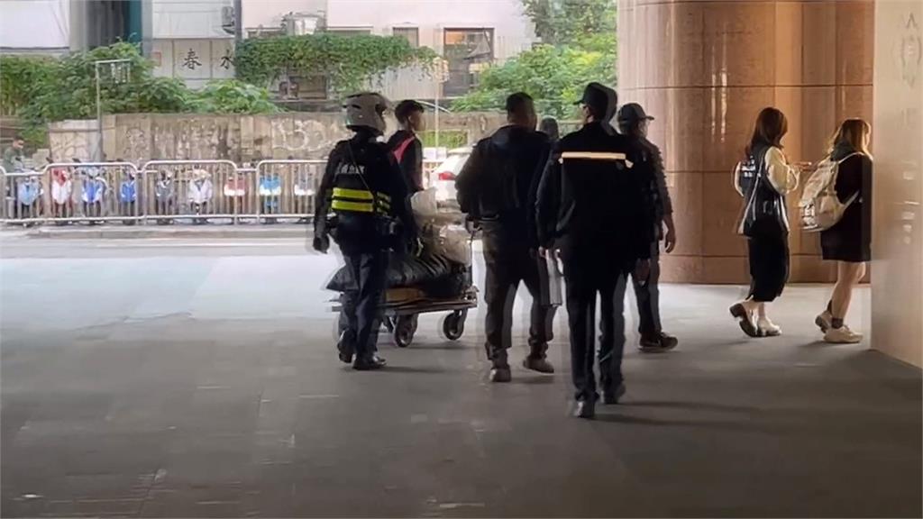 台中火車站遭街友占地鋪紙板 飄散異味有礙觀瞻