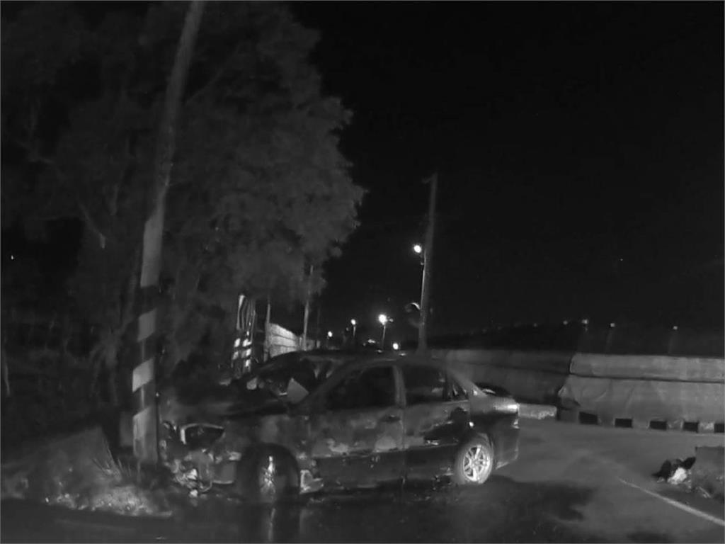 台東警匪追逐! 通緝犯開車自撞電桿起火 跳車躲水溝仍被逮