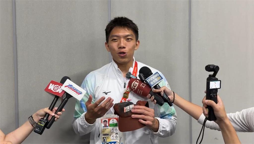 亞運/志工奶奶贈小花好暖心！林仲威把祝福戴在帽上400跨欄奪銅牌
