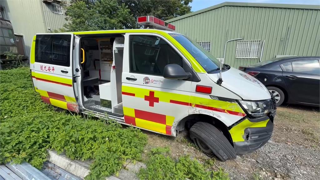 心情不好?持刀搶救護車 醉漢飆上國道自撞護欄被逮