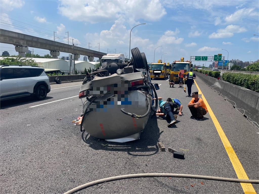 快新聞/國1車禍!小貨車左後輪突然爆胎 翻覆車道畫面曝光