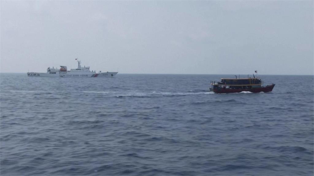 最近距離不到1公尺！　菲律賓補給船爭議海域遭中國海警船包夾