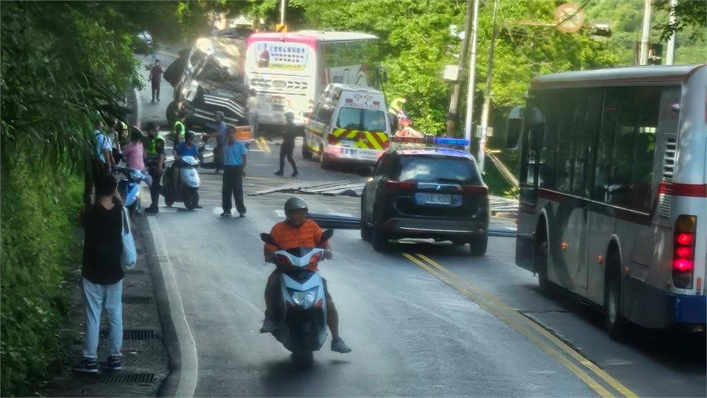快新聞／新北萬里「砂石車撞國光客運」2人OHCA、20傷！　雙向交通中斷