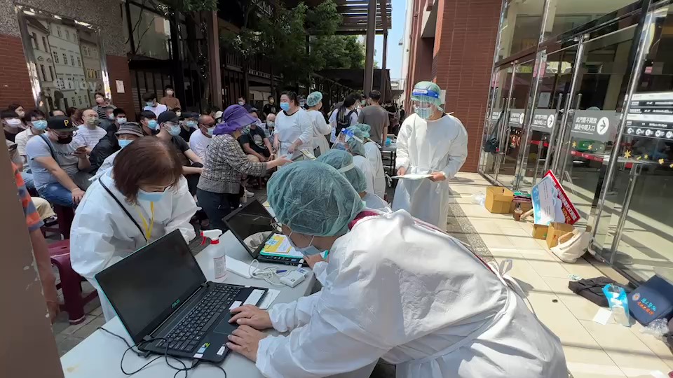 快新聞/宜蘭麥當勞外一早大排長龍畫面曝 民眾5點多就來只為「打疫苗」