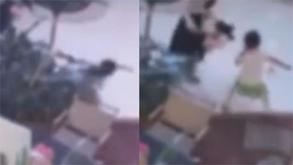 衣服被打翻的冰淇淋弄髒 母親竟暴怒搬椅子要砸女兒