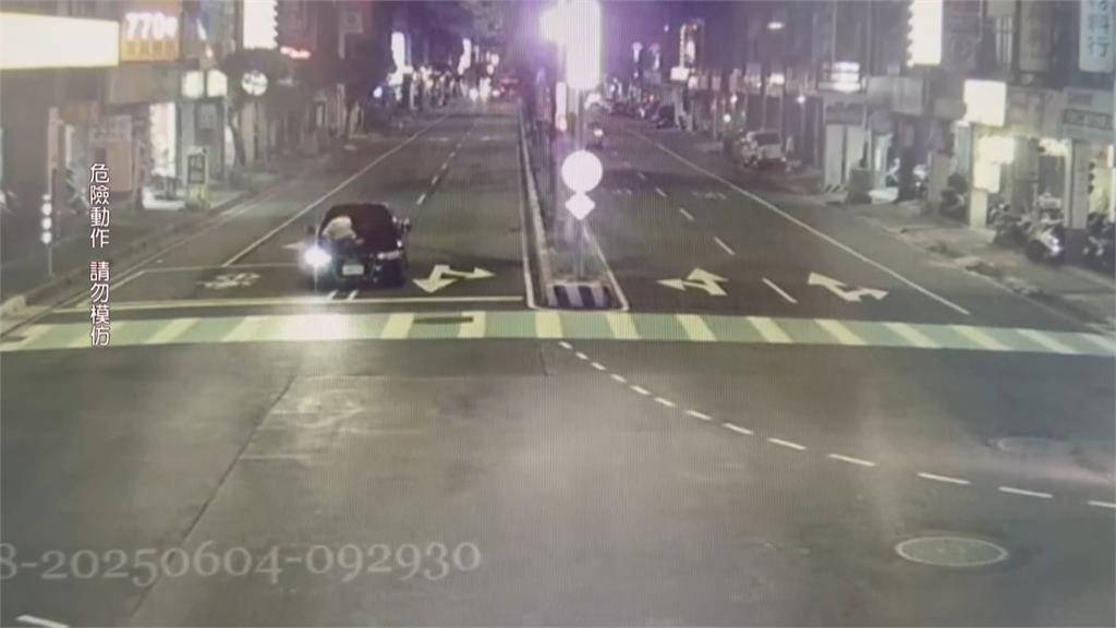 特技?男子趴引擎蓋、轎車狂飆甩尾 目擊民眾嚇壞