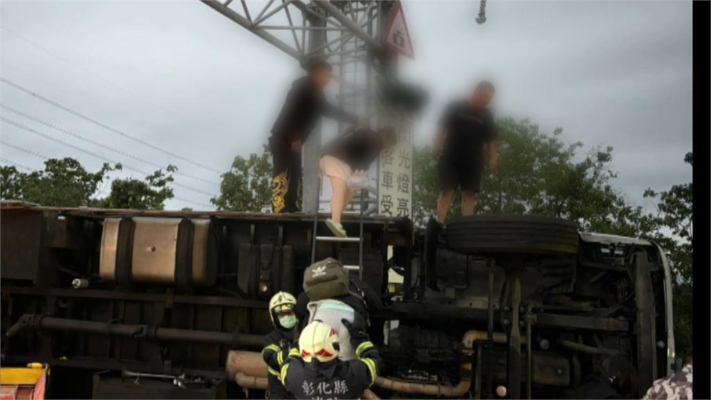國1員林段聯結車自撞釀追撞 大貨車翻車、7人傷