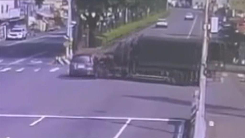 彰化「金馬陸橋」軍卡撞轎車 害失控撞民宅波及2人