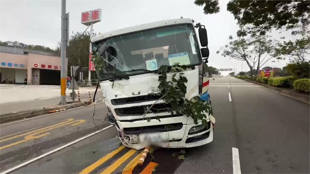 驚險！疑煞車失靈　台中油罐車衝破分隔島「一路下滑」
