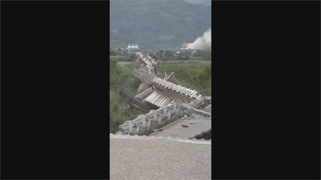 怵目驚心！花蓮高寮大橋斷裂　橋面呈現90度垂直