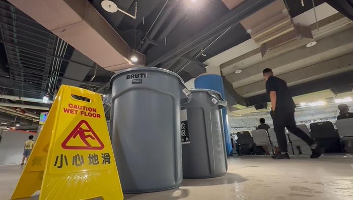大巨蛋每逢大雨必漏水? 場外現「超大瀑布」 場內球迷被水滴