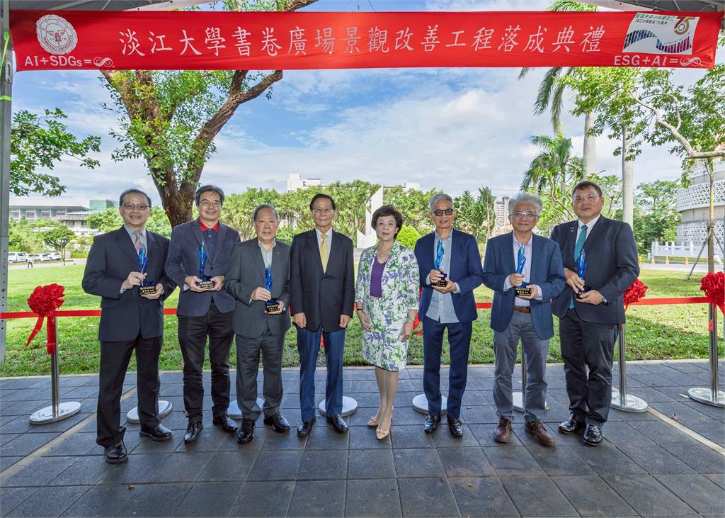 【淡江傳真】淡江書卷廣場新貌落成 校友捐款「蛋捲」重現經典風華
