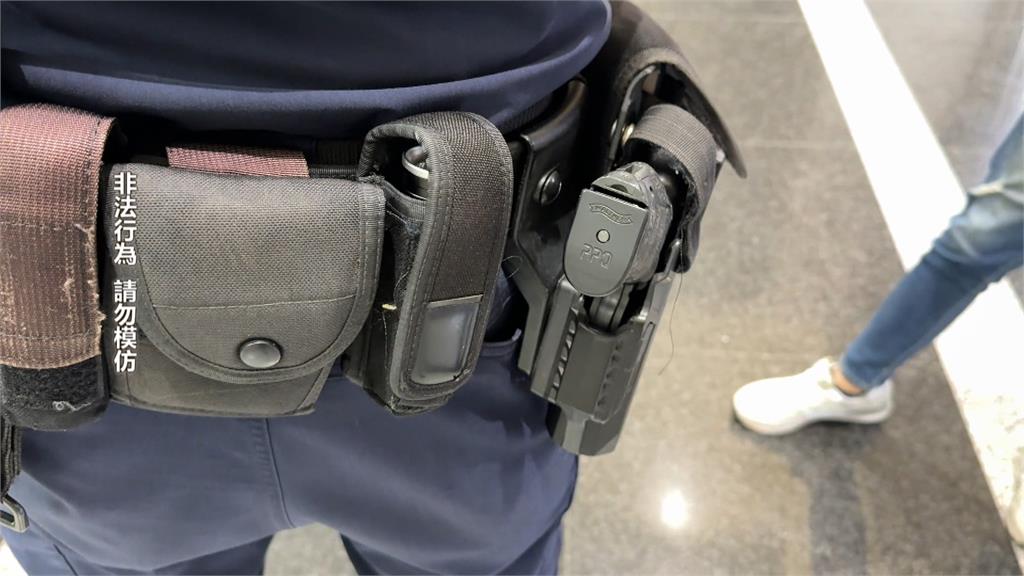 違規穿越馬路拒檢逃　男被壓制欲搶警槍搜出毒