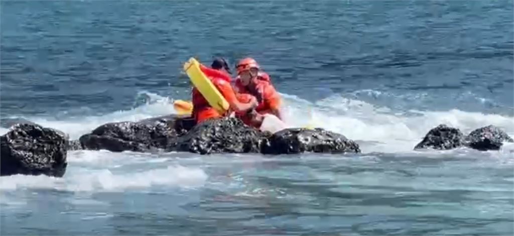 驚險瞬間！萬里核二進水口「釣客遭惡浪吞噬」 海巡勇消肉身搏浪搶命