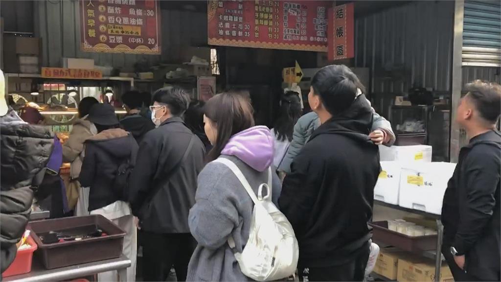 連假出遊!東琉線碼頭湧人潮 估連假小琉球登島人數將破萬