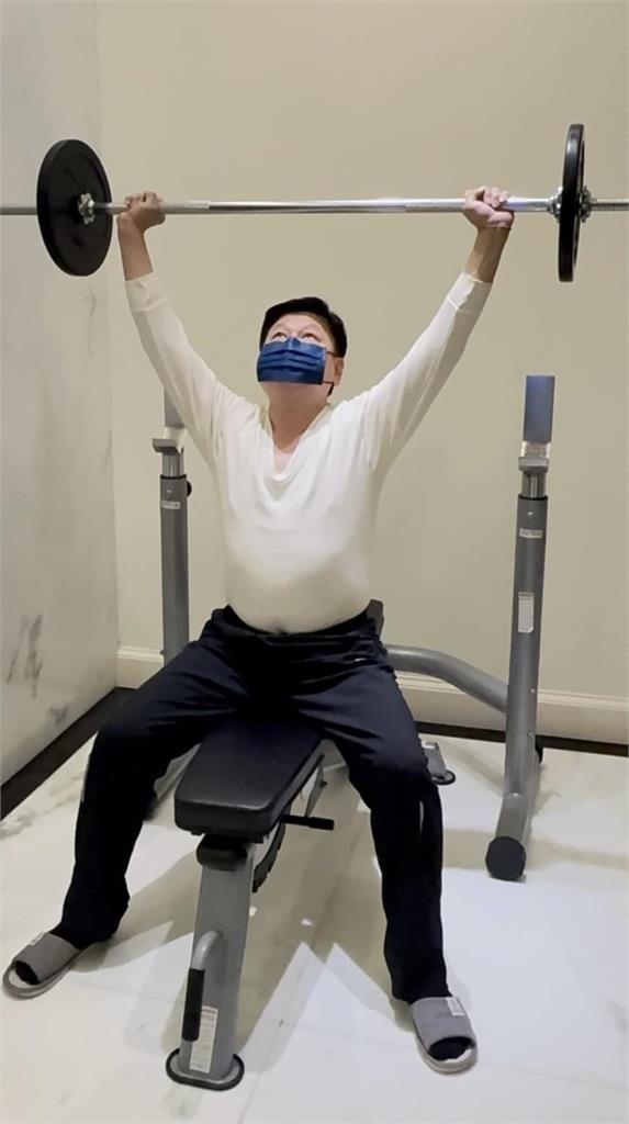 傅崐萁戴口罩健身「衛生衣透到全現形」！雙手舉重大破防…1動作被抓包擺拍
