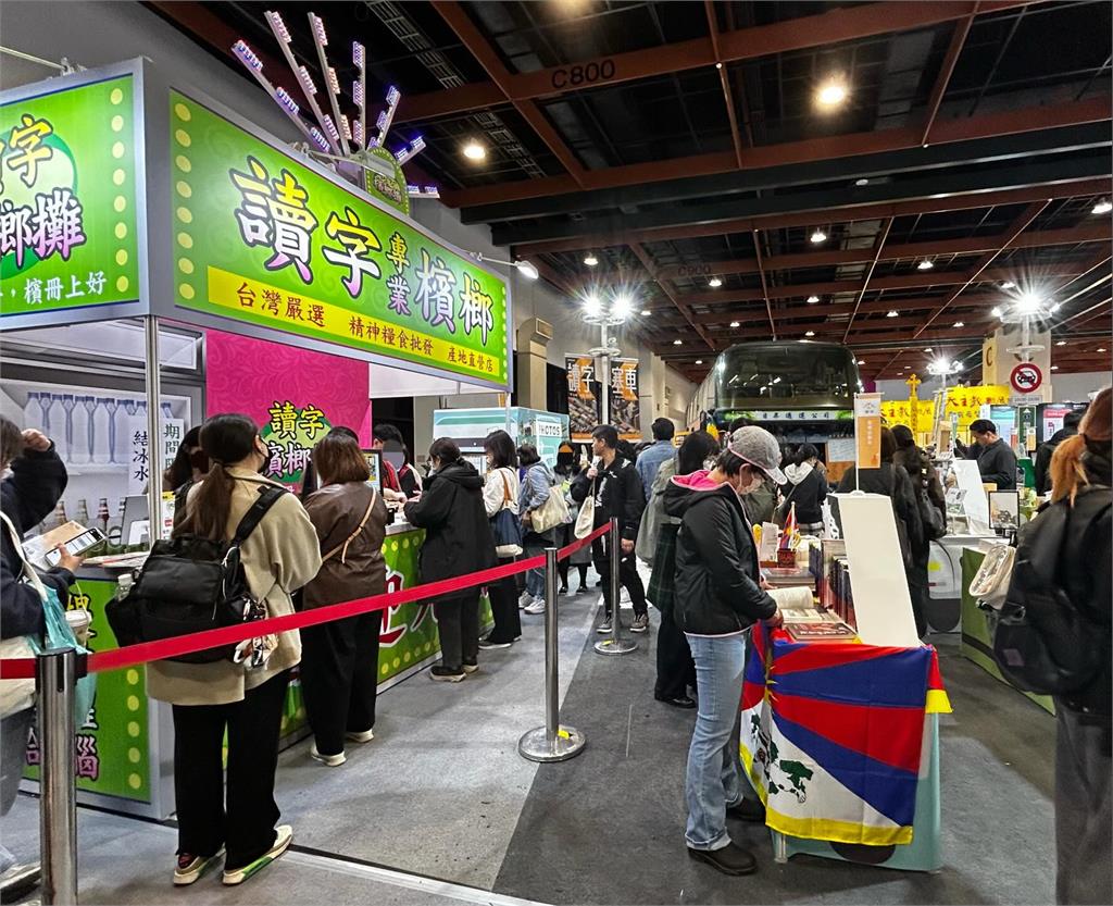 書展「口罩大姊狂掃貨」竟是蕭美琴！遭鷹眼抓包「變裝現場」逼瘋萬網：太調皮