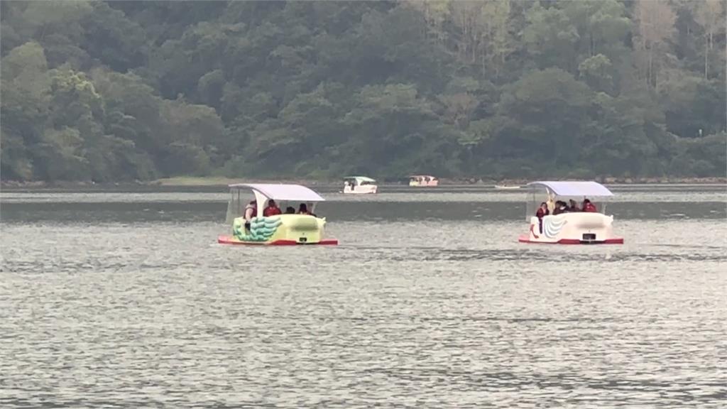 花蓮鯉魚潭天鵝船翻覆！　八歲男童受困救出「無生命跡象」