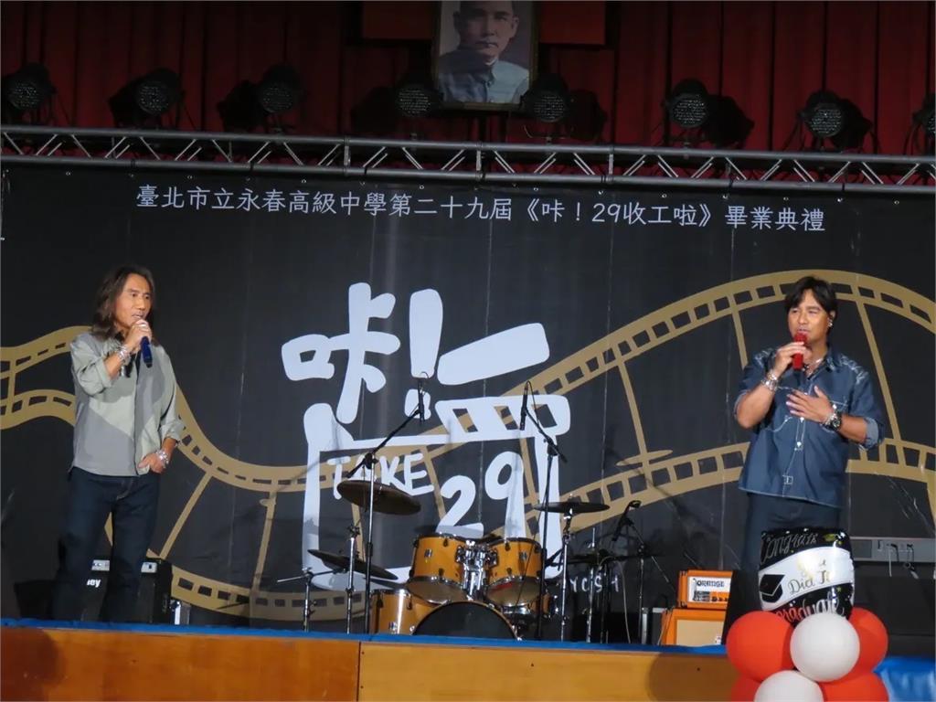 動力火車「首登校園獻唱」嗨翻畢典!顏志琳親揭「背後原因」:有一點感傷