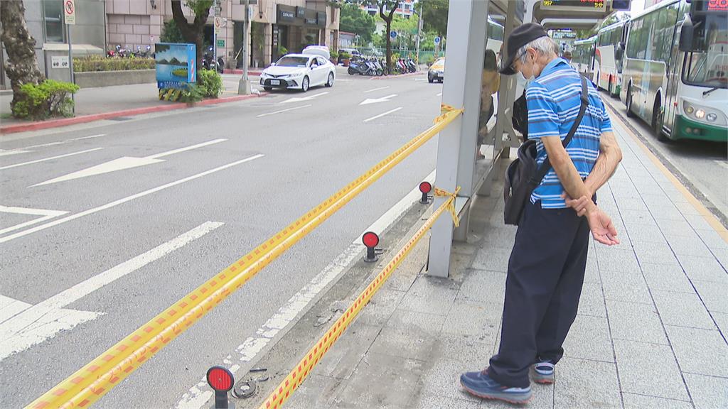 駕駛疑精神不濟...險撞公車亭　撞爛整排鐵欄杆