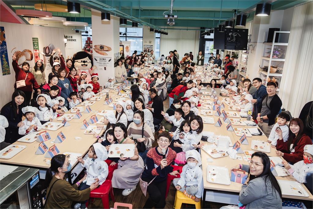 快新聞/神秘嘉賓!蘇巧慧舉辦親子派對 「水獺阿公」蘇貞昌領唱台語耶誕歌