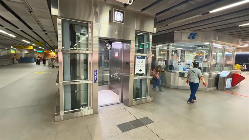 快新聞／高雄捷運電力異常「警報聲狂響」　議員拍下旅客提行李箱「艱困爬樓梯」畫面