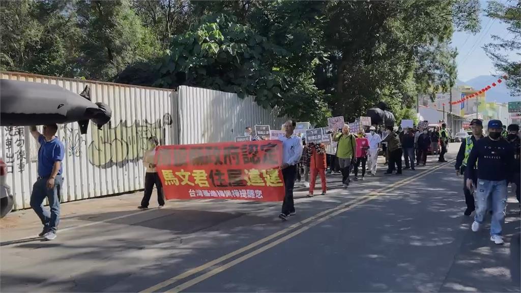 蔡銘軒扛充氣海鯤號 率眾遊行捍衛居住正義　諷馬文君「違建莊園」