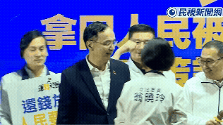 翁曉玲昔想插隊站C位！遭朱立倫「趕去後面站」尷尬畫面瘋傳…網傻眼：原來是慣犯