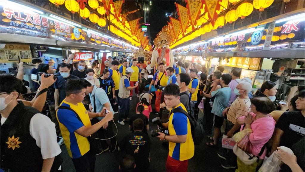 中秋前夕正逢城隍夜巡繞境 香客遊客湧入基隆廟口夜市