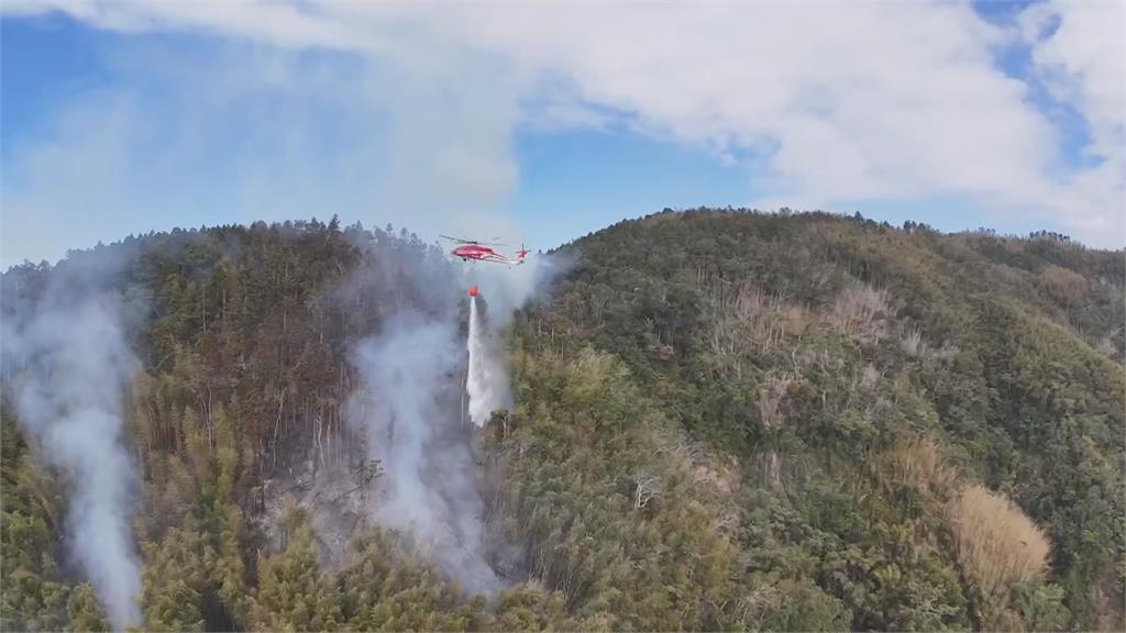 空拍畫面曝！　雲林古坑山林大火　直升機空中灑水防堵火勢